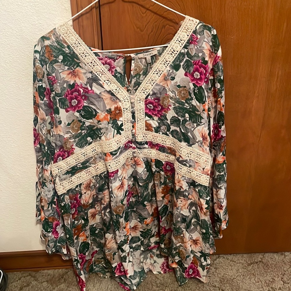 brand is Jodifl, size is a large, and has beautiful colored flowers.